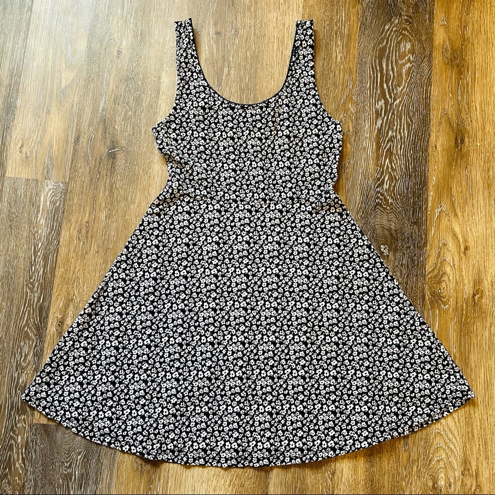 Black floral mini circle dress— Super Flattering! 💕
